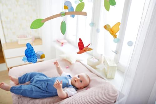 HABA 304314 - Mobile Vögelchen, Babyspielzeug für den Wickeltisch, stimuliert die Sinne von Babys, als Geschenk zur Geburt und Taufe
