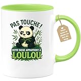 Avec une capacité de 330 ml, ce mug est idéal pour les matins câlins ou les pauses café nécessaires. Son message amusant et personnalisé en fait un incontournable pour chaque petit-déjeuner ou pause thé.