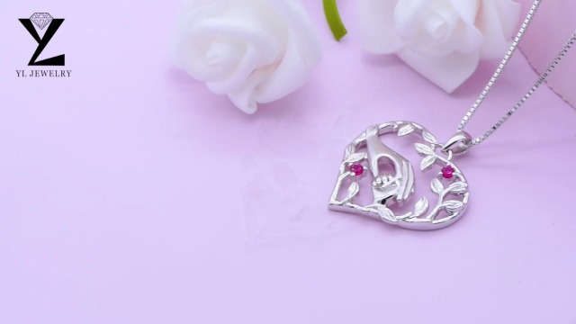 YL Collana Mamma In Argento 925: Ciondolo "Mano Che Tiene Il Bambino" A Cuore Con Zirconi, Catena Regolabile 45+3 Cm - Gioiello Per La Festa Della Mamma