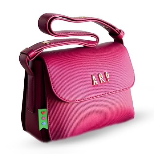 Agatha Ruiz de la Prada Bolso Bandolera en color rosa de piel vegana grabada con líneas verticales Agatha Ruiz de la Prada Bolso Bandolera en color rosa de piel vegana grabada con líneas verticales