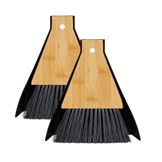Relaxdays Juego Set 2 Mini Escobas Mesa con Recogedor Colgantes, Barredor de Escritorio, Encimera, Camping, Negro y Marrón, 50% 40% bambú 10% plástico, 16,5 x 13 x 1,5 cm, 2
