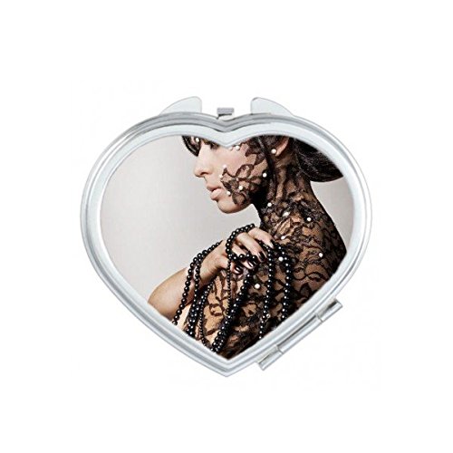 Miroir mignon pour corriger le maquillage gâché en public
