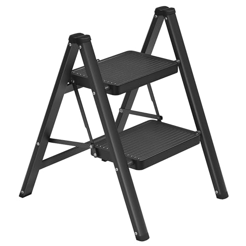 SONGMICS Escalera Plegable, Taburete Plegable de Acero, Escalera de 2 Peldaños, Carga hasta 150 kg, Fácil de Guardar, para Casa y Oficina, Negro, 55 x 43,4 x 61,8 cm GSL102BZ01