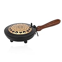 Een Chinese wierookbrander van rijkelijk gesculpteerd ivoor. Op houten