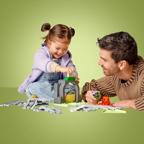 DUPLO Town Pack di Espansione Tunnel e Binari Ferroviari - Gioco Didattico con 10 Pezzi di Rotaie, Scambio a 2 Vie e Mattoncino Interattivo - Regalo per Bambini e Bambine da 2 Anni in su - 10425 - Lego - Immagine 7
