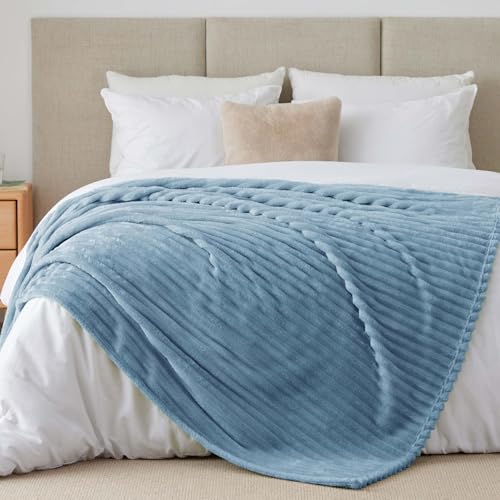 BEDELITE Kuscheldecke Flauschig Decke Groß - weiche Flanell Decken Blau 220x240 für Bett, Deko Streifen Cord Fleecedecke Hellblau als Tagesdecke...