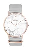 STIL - Die Damenuhr / Herrenuhr kommt mit einem schlichten weißen Ziffernblatt. Sie kann sich somit als Damenarmbanduhr und Herrenarmbanduhr gleichermaßen getragen werden. Diese moderne Quarzuhr eignet sich für junge Mädchen, Mode-Blogger, Frauen und modebewusste junge Herren und Männer.