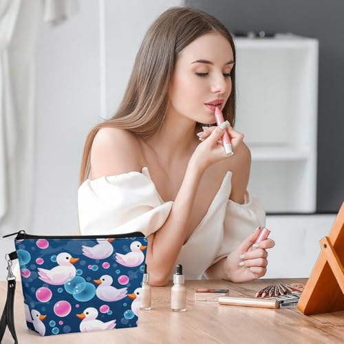 Bolsa de aseo con asa para mujeres que necesitan espacio para sus esenciales 6