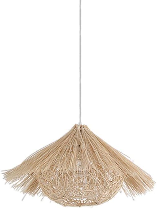 Suspension en rotin naturel pour remplacer un plafonnier froid par une lumière chaleureuse