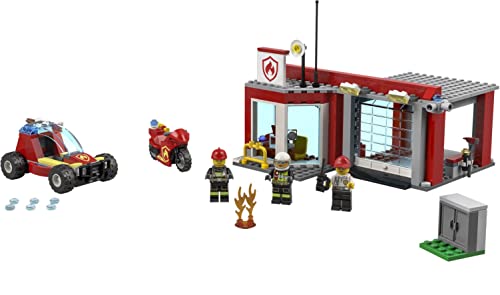 LEGO City 77943 Feuerwehrstation Starterset UK Exklusiv mit 3 Minifiguren 239 Teile ab 9 Jahren – Bild 3