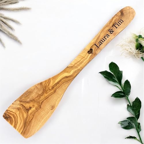 Cuchara de cocina de madera de olivo personalizada con grabado para profesor de chef con corazón (espátula curvada, madera de olivo, 30 cm)