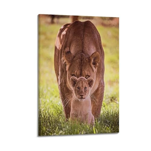 Poster Lionne et ourson dans l'herbe : créez un cocon de nature dans votre salon 50x75 cm