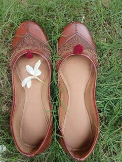 Image of Handcrafted Leather Ethnic Jutti for Women - Traditional & Elegant