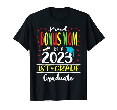 Funny Proud Bonus Mom of a Class of 2023 Graduado de primer grado Camiseta