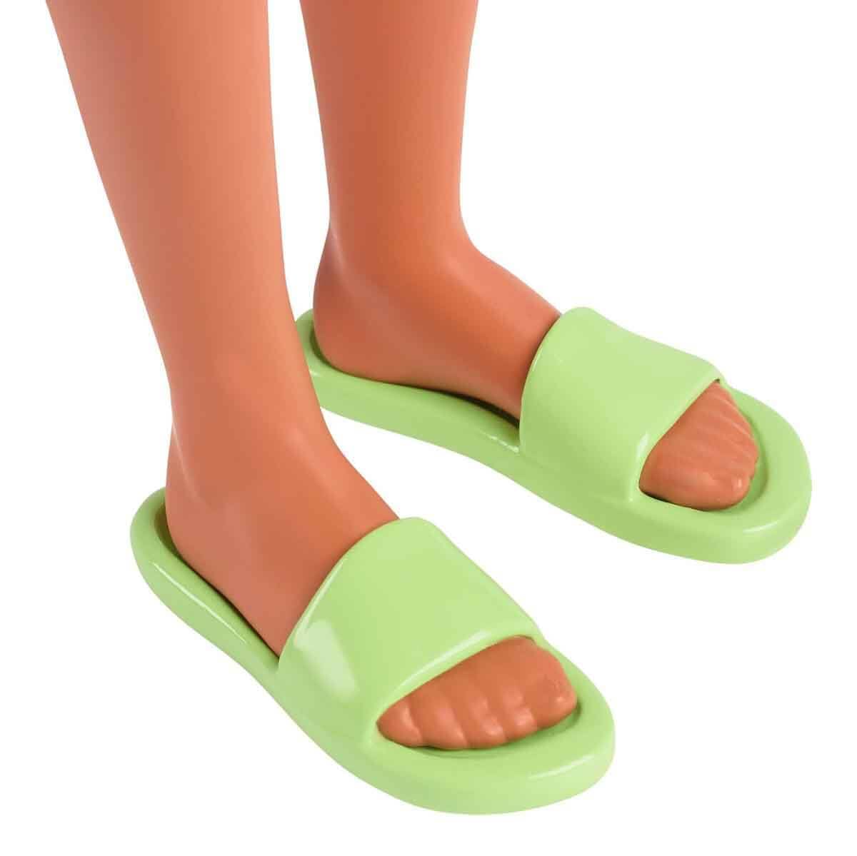 Barbie Fashionistas Ken Lalka #236 z czarnymi włosami, w niebiesko-zielonej koszulce z efektem ombre, dżinsowych szortach i srebrnych bucikach sportowych, HYV00