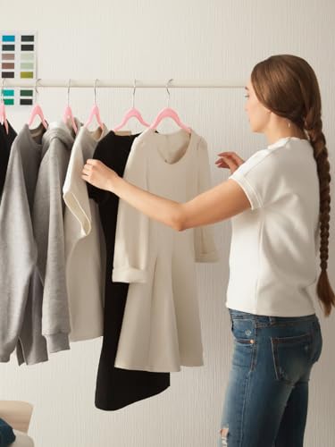 HOUSE DAY Kleiderbügel Samt 20 Stück - Kleiderbügel Platzsparend, Anzugbügel, Dünne Bügel rutschfest Hosenbügel 360° Drehbarer Haken breit kleiderbügel Schwere Samtbügel für Kleider - Rosa