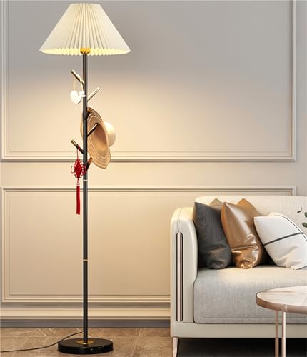 Lampadaire simple avec porte-manteau pour optimiser les petits salons
