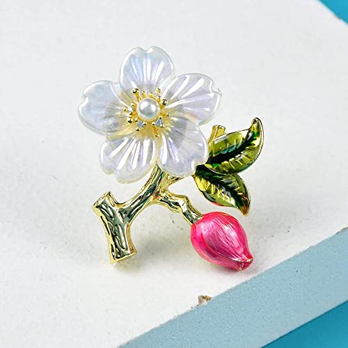Broche Fleur pour Femmes en Coquille et Émail sur un Manteau d'Hiver