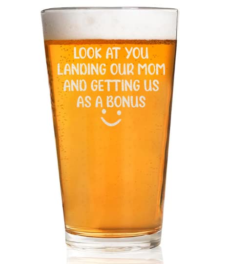 CARVELITA Look At You Landing Our Mom And Getting Us As A Bonus 16oz Beer Glass, Father's Day Beer Pint For Dad, Bonus Dad Gifts, Birthday Gifts For Stepdad