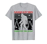 Photo Gallery divertente bigfoot natale sasquatchin attraverso la neve campeggio maglietta Photo Gallery divertente bigfoot natale sasquatchin attraverso la neve campeggio maglietta