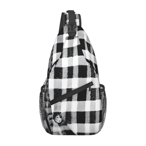 Mochila bandolera con estampado a cuadros negro y blanco