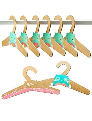 Planet Buddies Perchas para Niños para Ropa, 6 Perchas de Cartón Reciclable para Niños a Partir de 3 años, Alternativa de Suspensión de Madera para Bebés, Pequeños, Accesorios de Guardería, Búho Cover