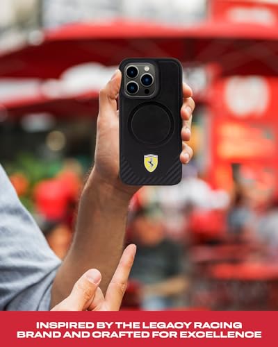 Coque rigide iPhone 15 Pro Ferrari avec logo métallique et carbone noir
