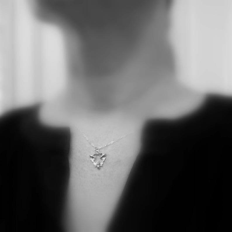 Joya pequeña, sencilla y delicada de plata ideal para regalar a un ser querido 4