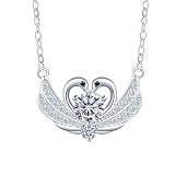 Cadena de plata de ley 925 con moissanita de 0,5 ct, pureza VVS1, color D: Nuestra cadena para mujer está fabricada en plata de ley S925 pura, conocida por su resistencia y brillo. El baño de rodio garantiza un brillo duradero, protege la cadena de plata 925 con colgante contra el deslustre y evita la decoloración de la piel. La cadena de plata 925 con colgante para mujer es totalmente hipoalergénica, sin níquel, sin plomo y sin cadmio, para evitar irritaciones en la piel.
