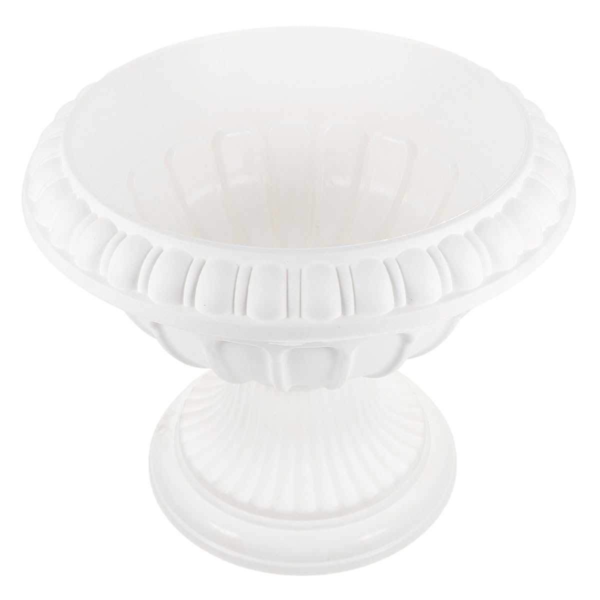 Pot de fleurs plastique blanc sur un balcon fleuri au style romain chic