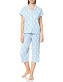Cómodo y fresco, así es este pijama largo camisero de dos piezas a rayas azules y un estampado exótico.