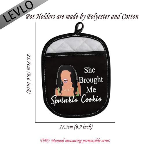 Manique RHONJ LEVLO pour cuisiner des biscuits avec humour façon Housewives