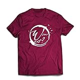ENCAJAN COMO UN GUANTE - Estamos en Europa, y las camisas vienen en tallas europeas. Nuestros tees son un ajuste regular. Pida una camisa más grande si está entre tallas. Nuestras camisetas te quedarán muy bien. En las prendas no blancas, puede haber un ligero residuo del líquido de pretratamiento utilizado en el proceso de impresión. Esto es completamente normal y se elimina con el primer lavado. También ofrecemos camisas de manga larga, chalecos y sudaderas con capucha.