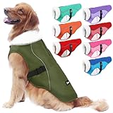 Kreatives Design: Die Winterhundejacke ist mit Reißverschluss für das Geschirr, verstellbaren Schnallen am Bauch, auffälligem reflektierendem Rand, hohem, mit Fleece gefüttertem Kragen, klassisch einfarbig. Sie alle machen die Winterbekleidung für Hunde sowohl klassisch als auch pragmatisch.