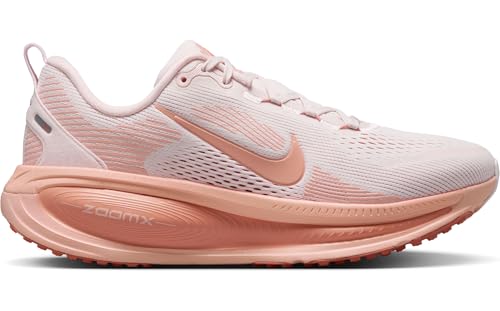Nike Vomero 18 Straßenlaufschuh (Damen), Zapatillas para Correr Mujer, Light Soft Pink Madder Root, 42.5 EU