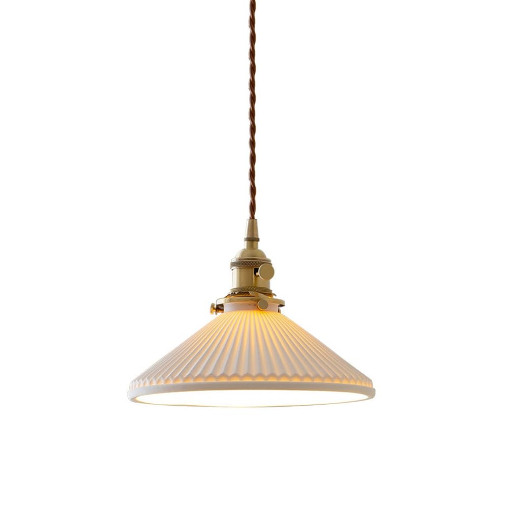 Lampe à suspension en céramique blanche pour sublimer un îlot de cuisine sombre