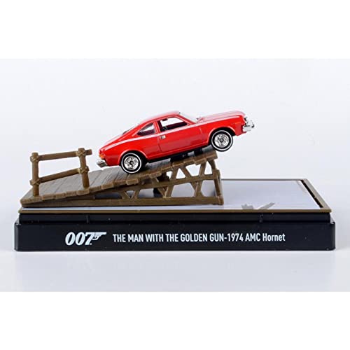 JAMES BOND 007 Diorama SAUT DU PONTILE Die Cast Modèle Auto 1974 AMC HORNET Rouge - Man Golden Gun - Échelle 1:64 - Longueur 7cm