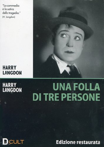 Una folla di tre persone