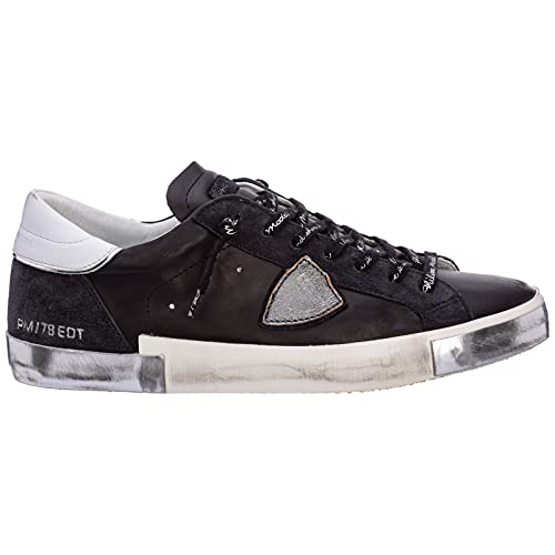 Sneaker da uomo Philippe Model modello Paris X nera con dettagli argento realizzata in pelle di vitello e suede nero. Stile anni '80 reinterpretato con tomaia in pelle di vitello e suede, finitura artigianale effetto used e suola in gomma. Dettagli metallizzati su punta e tallone Talloncino bianco a contrasto con profili argentati Scudetto laterale Fasciatura laterale asimmetrica realizzata artigianalmente Finitura used spazzolata Fodera interna in pelle e spugna di cotone Suoletta interna estraibile di 1 cm Suola in gomma di 2,5 cm Made in Italy