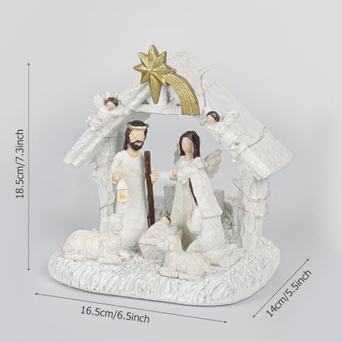 Belén para interiores con figuras sagradas e iluminación cálida navideña 8