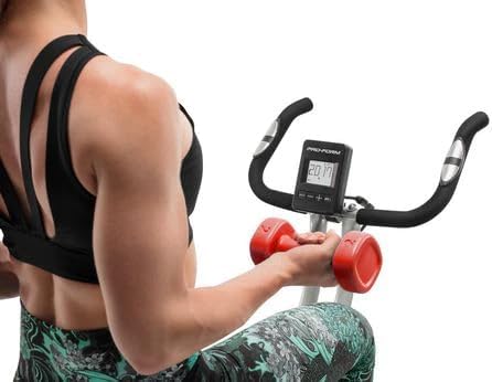 Kvinde træner på ProForm X Bike med håndvægte
