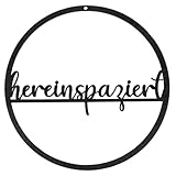 Elegantes Design: Dieser Türkranz aus Holz mit der Aufschrift 