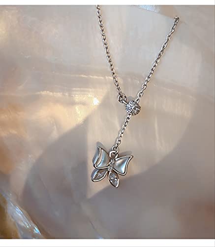 Collier à breloques rondes et pendentif papillon pour look chic