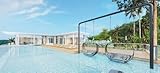 Incluye soporte de pared adrium AluVerbund-foto 90 x 40 cm: vista al mar con una hermosa piscina, tumbonas y columpios, renderizado 3D (145847948)