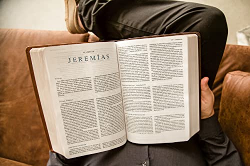 Image of NBLA, Biblia de Estudio MacArthur, Leathersoft, Cafe, Interior a dos colores, Comfort Print (Spanish Edition)