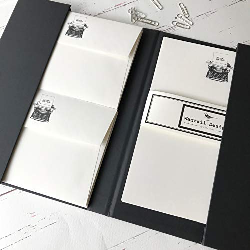 Wagtail Designs Schreibpapier-Geschenk-Set mit Schreibmaschinen-Illustration in einer schönen schwarzen Schreibmappe mit Magnetverschluss (18 Blatt und 18 Umschläge) Cover
