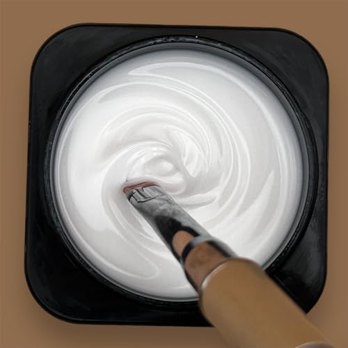 Gel de construction milky white idéal pour sublimer vos ongles au quotidien avec élégance