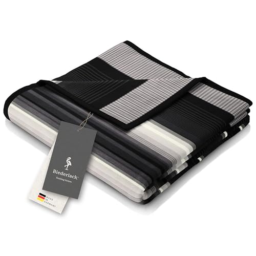 biederlack Wohndecke Covered in Black I Kuscheldecke aus Baumwoll-Mischgewebe I schwarz-weiß gestreifte Sofa-Decke in 150x200 cm I nachhaltig produziert I Made in Germany