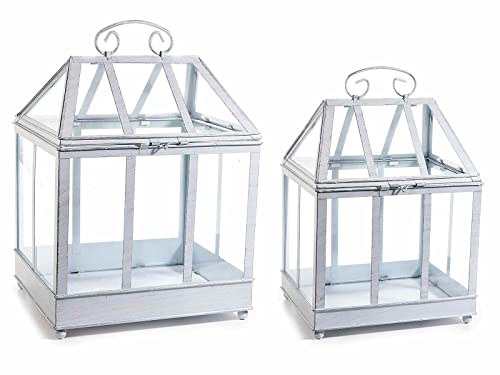 SET DA 2 GRANDE E PICCOLA. Il set include 2 lanterne assortite in due misure. Lanterna grande base 30 x profondità 25,5 x altezza 38 centimetri, altezza con gancio 43 centimetri. Lanterna piccola base 24,5 x profondità 20,5 x altezza 32 centimetri, altezza con gancio 36,5 centimetri