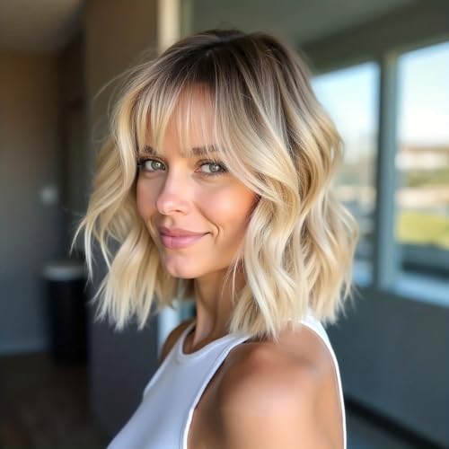 WIGNEE Perruque Bob Ondulée Courte avec Frange – Blond Ombré 30 cm, Fibre Synthétique Résistante à la Chaleur, Perruque Sans Colle pour Femme